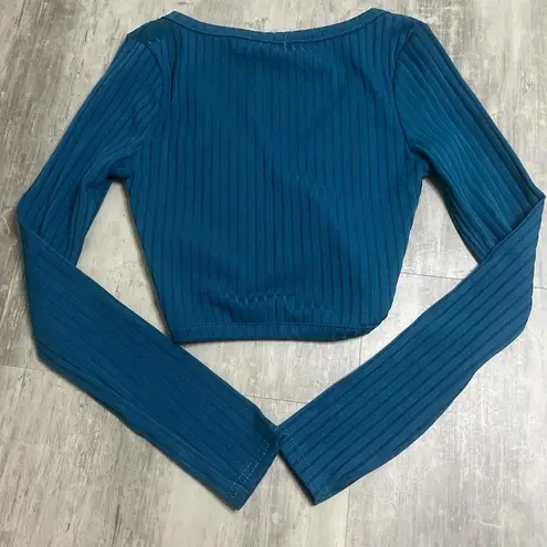 Pretty Little Thing  Ribbed Cropped VNeck Long Sleeve Top Size 2 NWT
