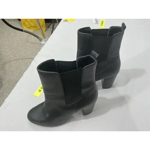 Tahari Womans Garnet 7.5 M Black Leather Pull On. Stretch Heel Ankle Boots NWOT