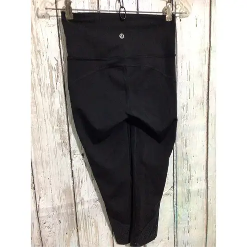 Lululemon  Athletic Capri Pant Yoga Work Out Pant Size 4 Black Mesh Accents 🌸🌺