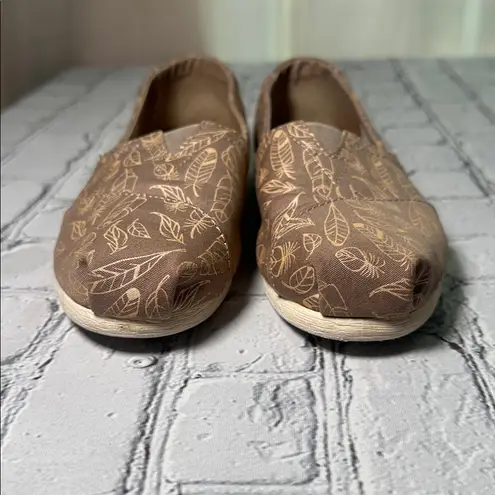 Toms  Women's Metallic Tan and Copper Gold Leaf Pattern slip on Flats size 5.5