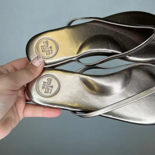 Solei Sea Revolve Gold Thong Sandals Flip Flops Women's Size 8 Metallic Summer