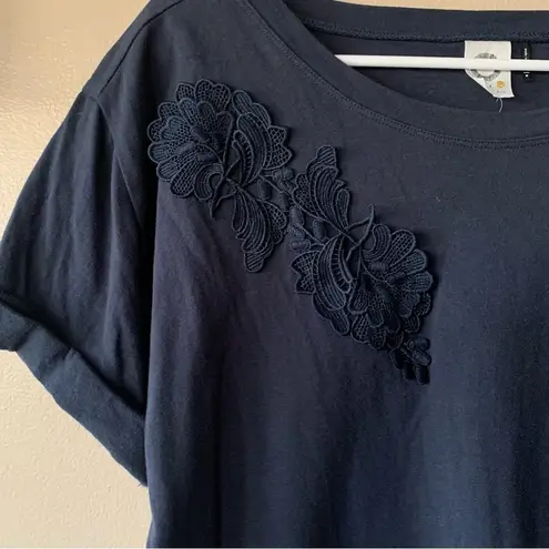 Anthropolgie Akemi + Kin Embroidered Blue Floral Flowy Short Sleeve Top Size M Size M