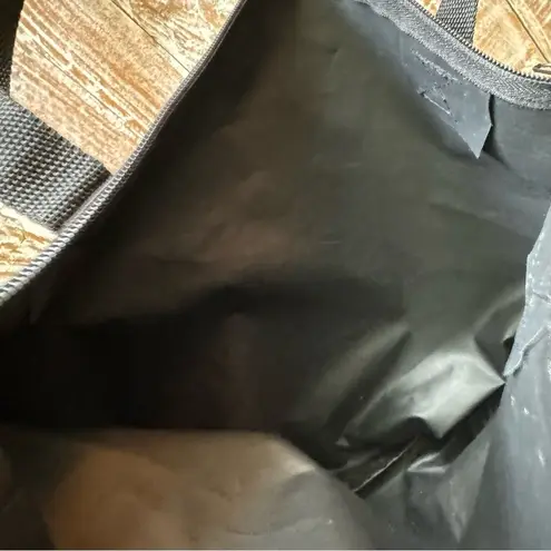 🖤Black Quilted Duffle Bag🖤 NWOT ✨plus freebie!! Black