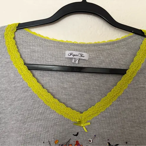 Paper + Tee Women’s Adult T Shirt Halloween Size 2XL Gray Hocus Pocus Design round neck