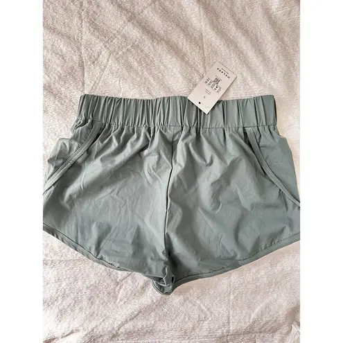 Halara  High Waisted Dolphin Hem Shorts Green Size L NWT