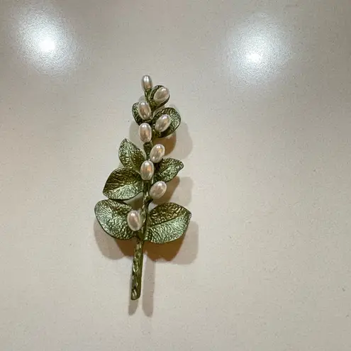 Vintage Style Eucalyptus Leaf Brooch with Faux Pearls – Green Enamel Pin