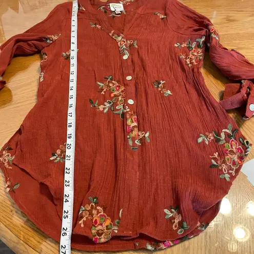 FIG AND FLOWER BRAND Women's top with a button