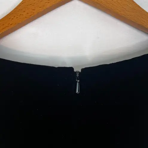 Caslon Black Velvet Sleeveless Low Scoop Neck Beaded Hem Dressy Tank Hem Size 8