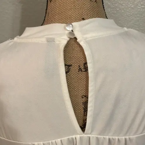 Massini Beautiful 𤩠white plus size top with embroidered lace neckline. EUC.