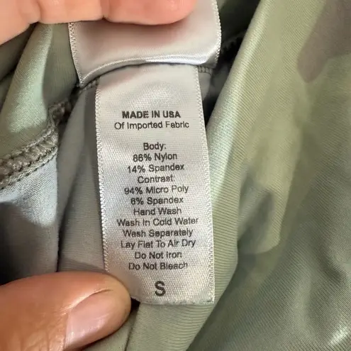 Bombshell sportswear Camouflage and Black Leggings thigh high pockets small EUC