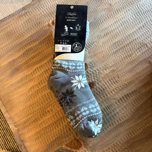 Fashion By Mirabeau NWT Thermal Knit Slipper Socks Snowflakes Grey