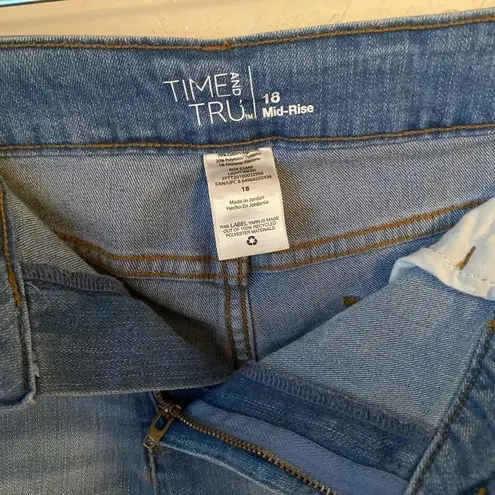 Boutique Women’s Plus Mid Rise Jean Shorts