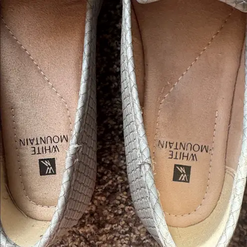 White Mountain Women's Textured Gray Loafers