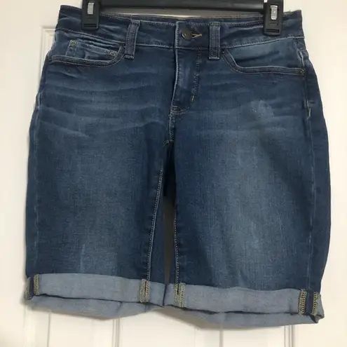 Time & Tru  Bermuda women’s size 4‎ jean shorts mid rise medium wash