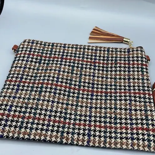 Boutique NWT Glen check woven fabric cross body bag and wristlet strap.