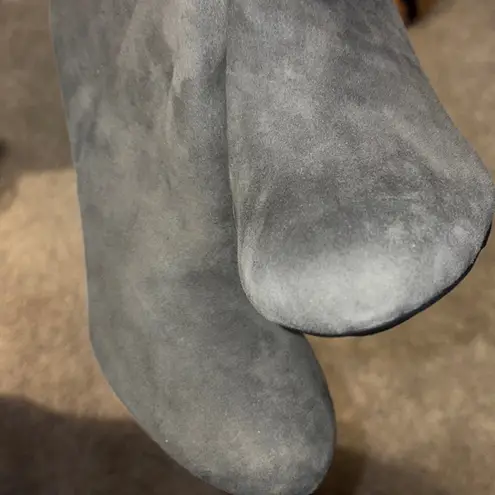 Me Too ruffle romantic suede leather gray heeled ankle boots size 8