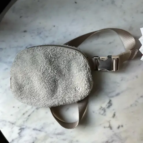 Lululemon  Sherpa everywhere belt bag in ivory/tan