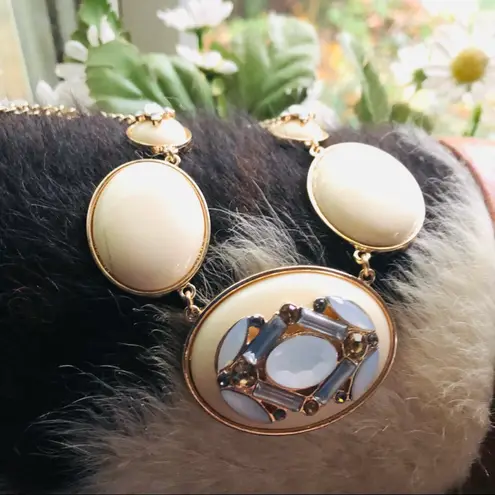 Classy elegant graduated cream faceted stone accent necklace