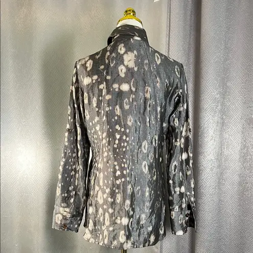 HILTON HOLLIS Gray Patterned Button