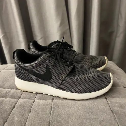 Nike Womens  roshe one sneakers