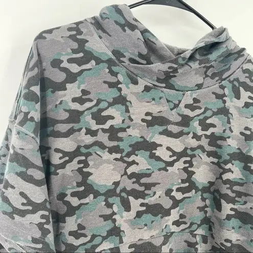 Fabletics Hadley Hi-Low Short-Sleeve Tee Hoodie in Camo