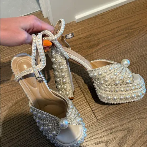 Chic White Platform Shoes with Sleek Design Size 8.5