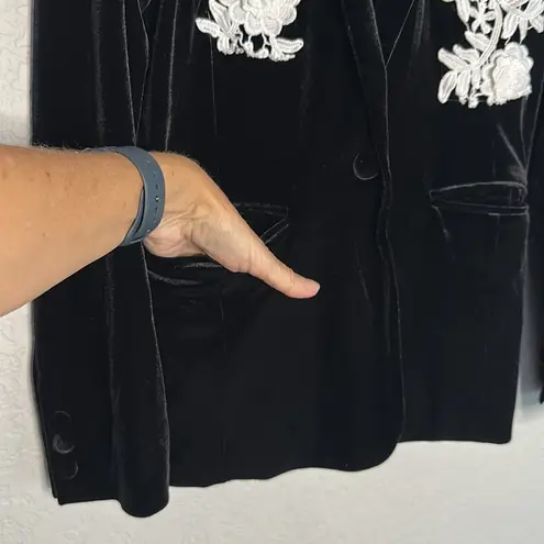 Tahari Black Velvet Blazer White Floral Appliqué 3D Pockets Glam Feminine Medium