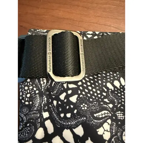 Lululemon Free Spirit Belt Bag Black & White Paisley Sling Purse Athletica EUC