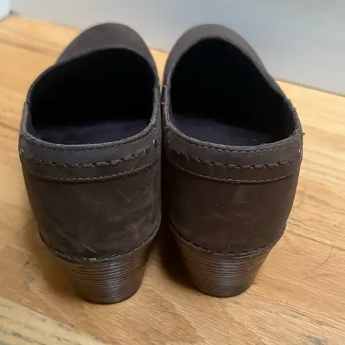 Dansko Mavis Brown Nubuck Leather Studded Slip On Clogs Shoes Size 39 US 9