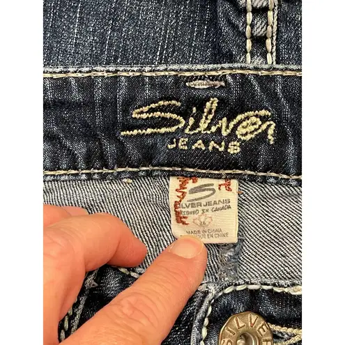 Silver Women's Santorini Capri Distressed Jeans in Medium Wash. Size 26 Blue