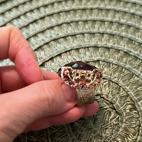 Curations beautiful large red stone ring w/flower details on an ornate band EUC