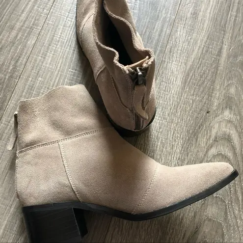 NWOB Black Suede Studio Tan Pointed Toe Ankle Boots Size 7 Brown