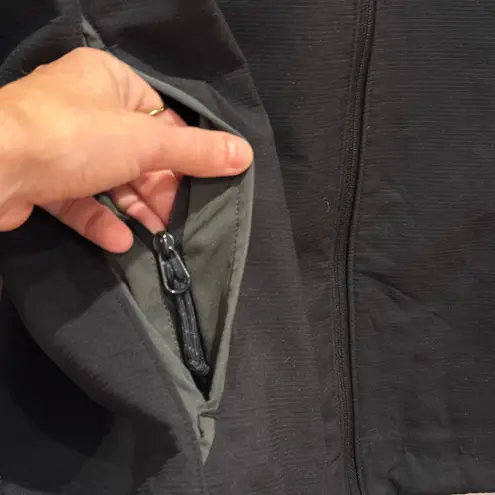 Arcteryx Womens XL Black Full Zip Softshell Jacket Hiking Outdoors zip Pockets