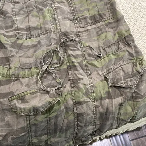 Me Jane zippered camouflage vest size small