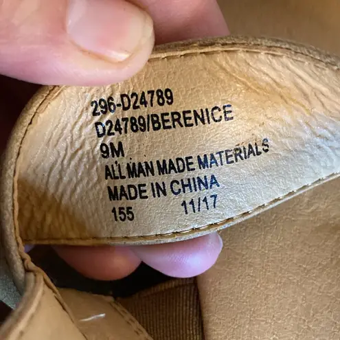 Seven Dials Women's Beige Sandals with Gold Accents Size 9