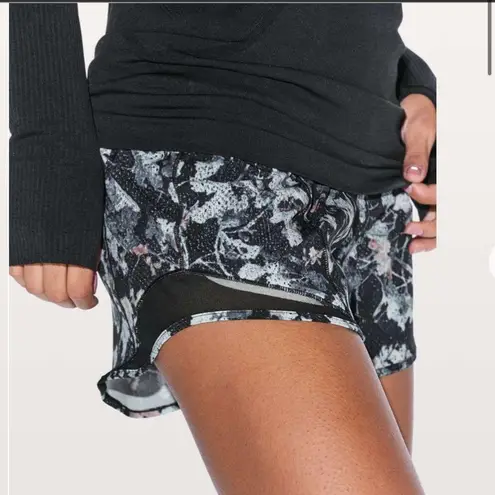 Lululemon  Hotty Hot Short II Long Spring Bloom Multi Black - Image 4