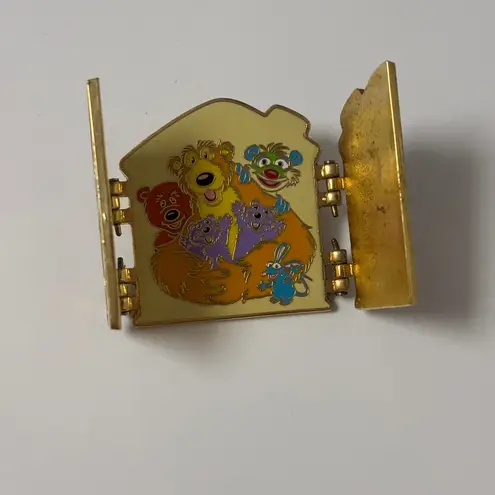 Disney Vintage  Bear in the Big Blue House 2005 Hinged Window Pin