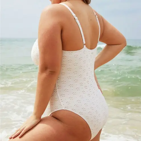 Berlook Floral Cutout One