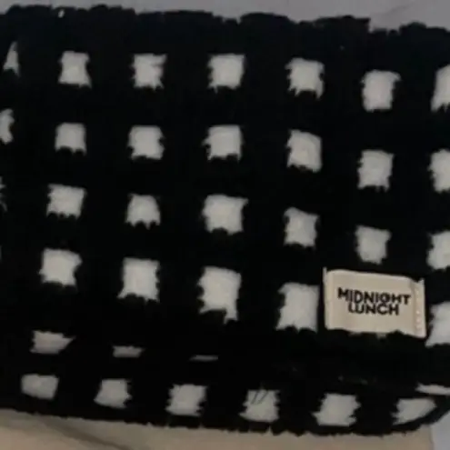 MIDNIGHT LUNCH Carrie Sherpa Pouch | Black + White