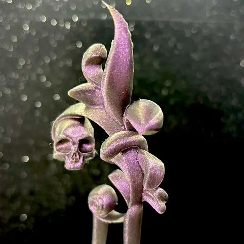 Handmade Gothic Skull Hair Pin – 3D Printed Fantasy Hair Accessory Purple Color Shift