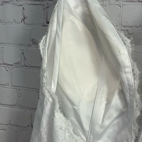 New Boutique Bridal Gown size US 16 plus lined lace train flared romantic event White