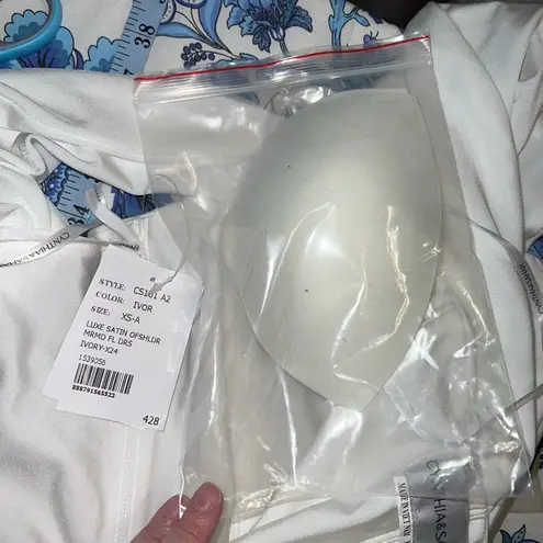 Beautiful New Cynthia & Sahar Luxe Satin Simple Wedding Gown! Size XS