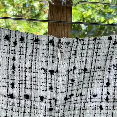 Tahari White And Black Boucle Tweed Mini Skirt Size 10. NEW