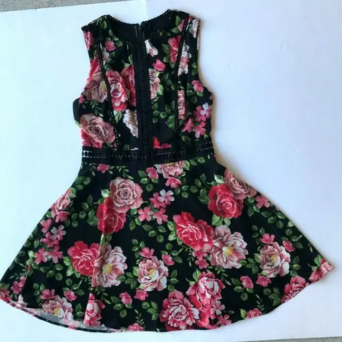 Disney  Princess Floral Sleeveless Dress Small NWOT Back Zip Fit Flare Cr…