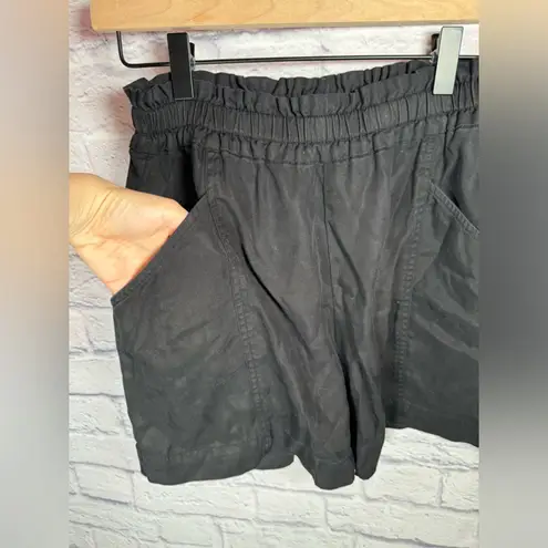 Elizabeth and James WOMANS Black Paperbag Utility Easy Shorts stretch size small