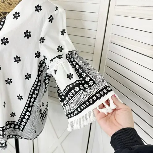 Soho New York & Comp Boho Fringe Hem Floral Popover Shirt White Black Large