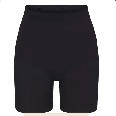 SKIMS SEAMLESS SCULPT MID THIGH SHORT, color black
