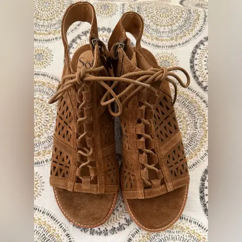 Sofft 7.5 Suede Peep Toe Perforated Women’s Sling Back Sandal Side Zip NWOB Brown