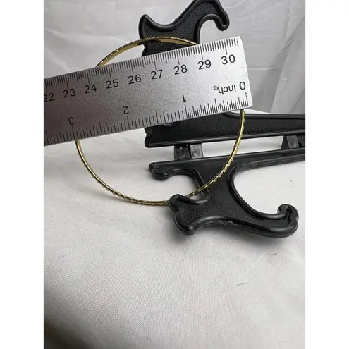 Vintage gold toned circular patterned thin bracelet