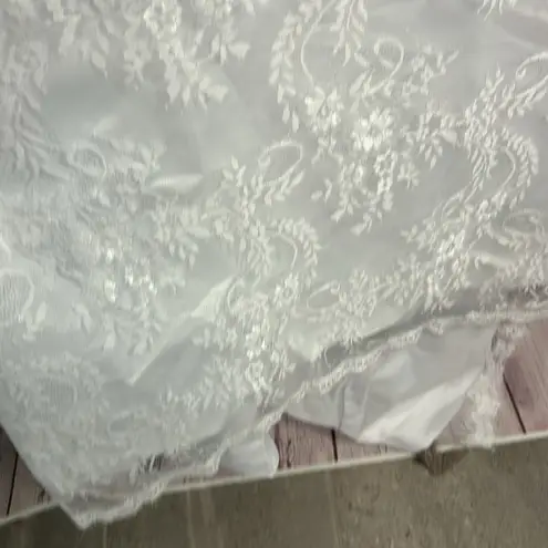 New Boutique Bridal Gown size US 16 plus lined lace train flared romantic event White